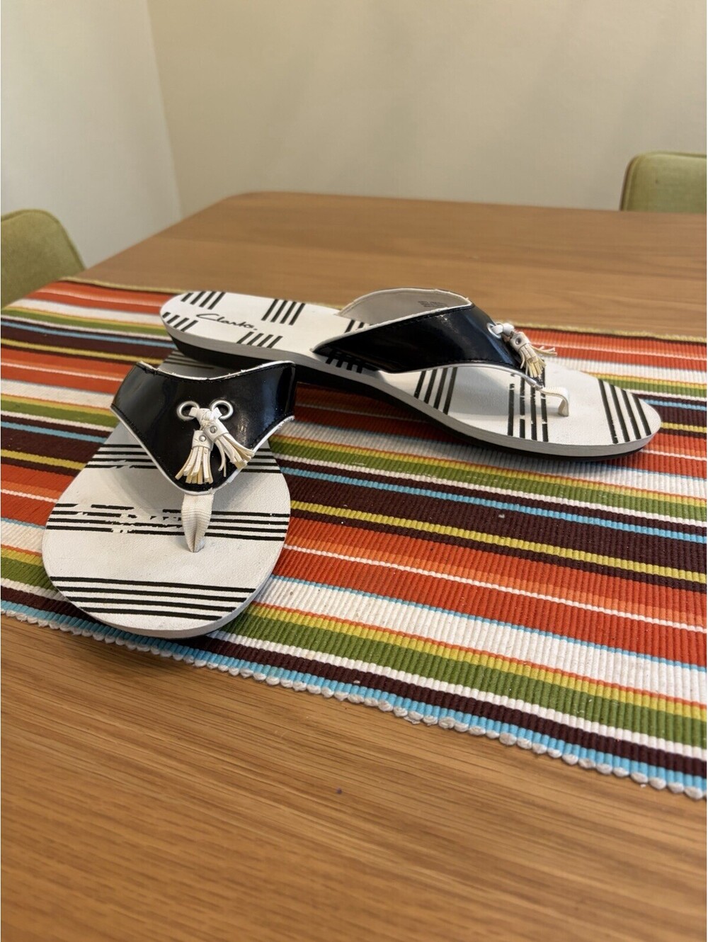 Clarks Borla Black & White Flip Flops / Size 10M Man Made Materials